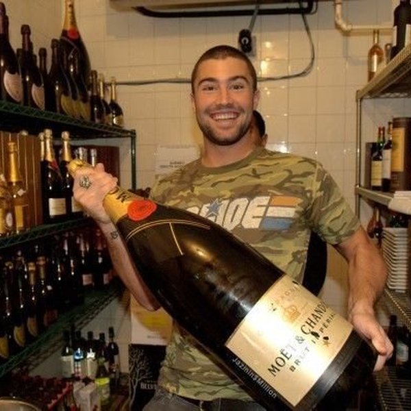 Большая бутылка коньяка. Большая бутылка вина. Большая бутылка шампанского. Самая большая бутылка спиртного.