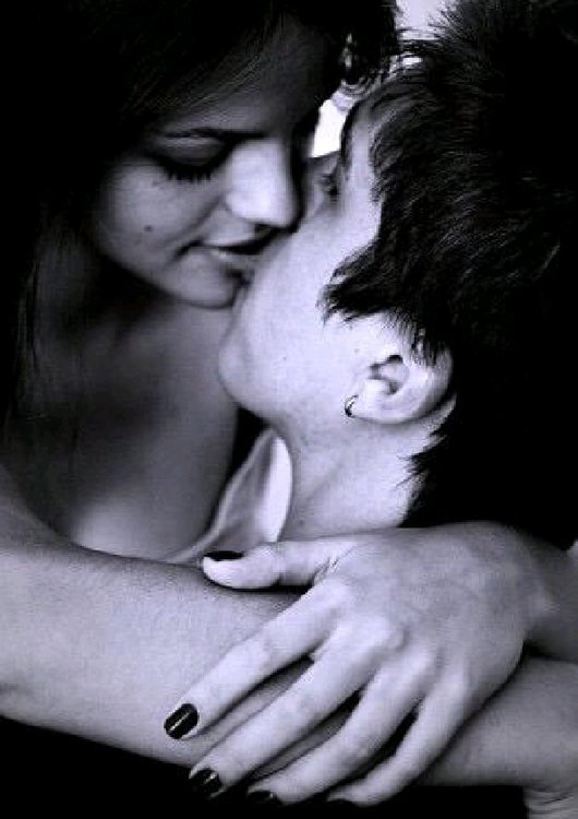 Мужчина красиво целует. Красивый поцелуй. Страстные поцелуи. Девушка целует. Нежный поцелуй.