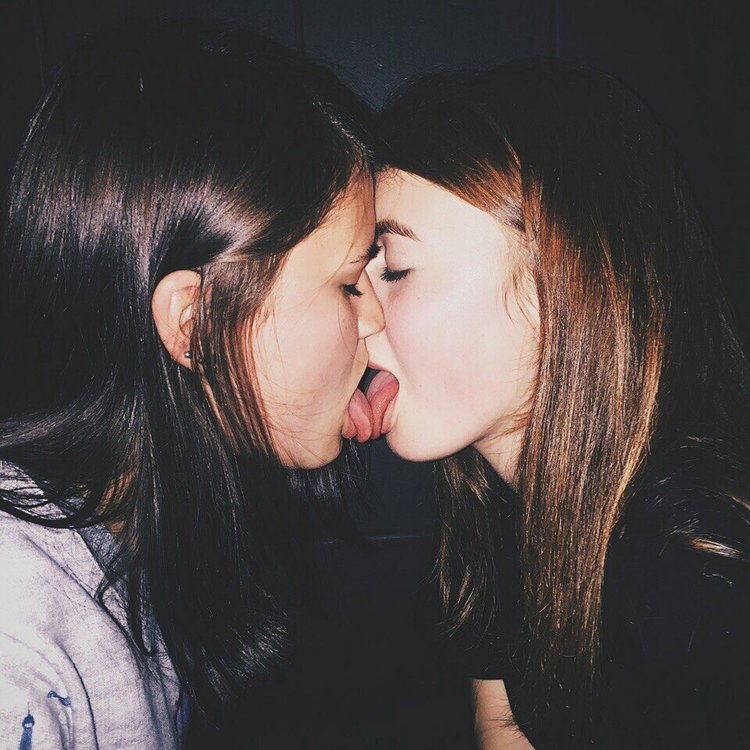 Lesbian 12. Поцелуй девушек. Поцелуй двух девочек. Девушка целует девушку. Две девушки поцеловались.