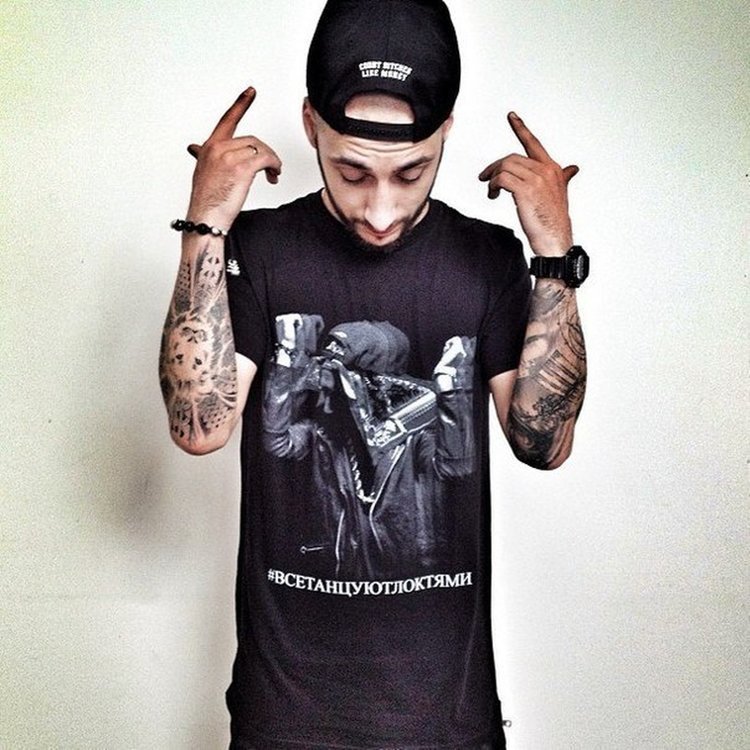 Элван певец. Нэл рэпер. Not a l one. Рэпер л уан. L one в кепке.