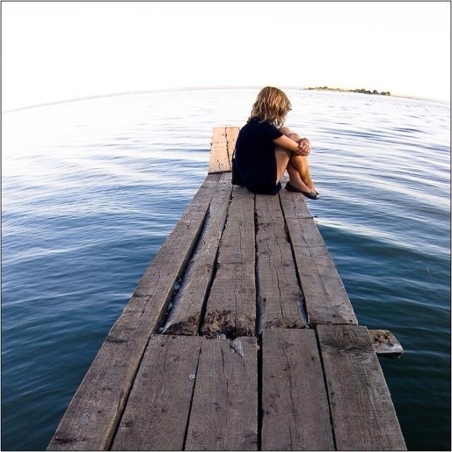 Привыкаю к одиночеству цитаты. Люди на причале. Одиночество сволочь гиф. Одиночество достало я морозу написала. Одиночество достало я морозу написала.