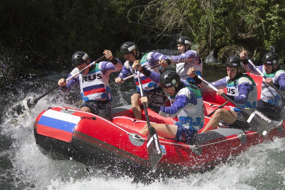 Команда water. Федерация рафтинга России Russian Rafting Federation. Чемпион мира по рафтингу Михаил к. Томск клуб возле канала по гребному слалому.