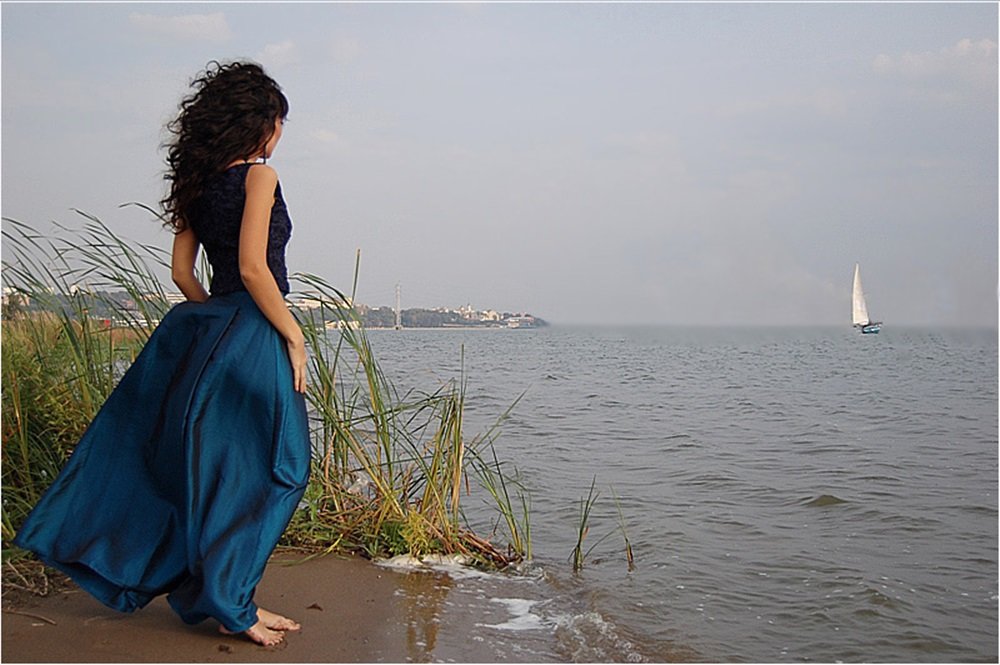 В раненую реку не войдешь. Фотосессия на море в длинном платье. Девушка ждет у моря. Девушка ждет на берегу моря. Женщина на берегу моря.