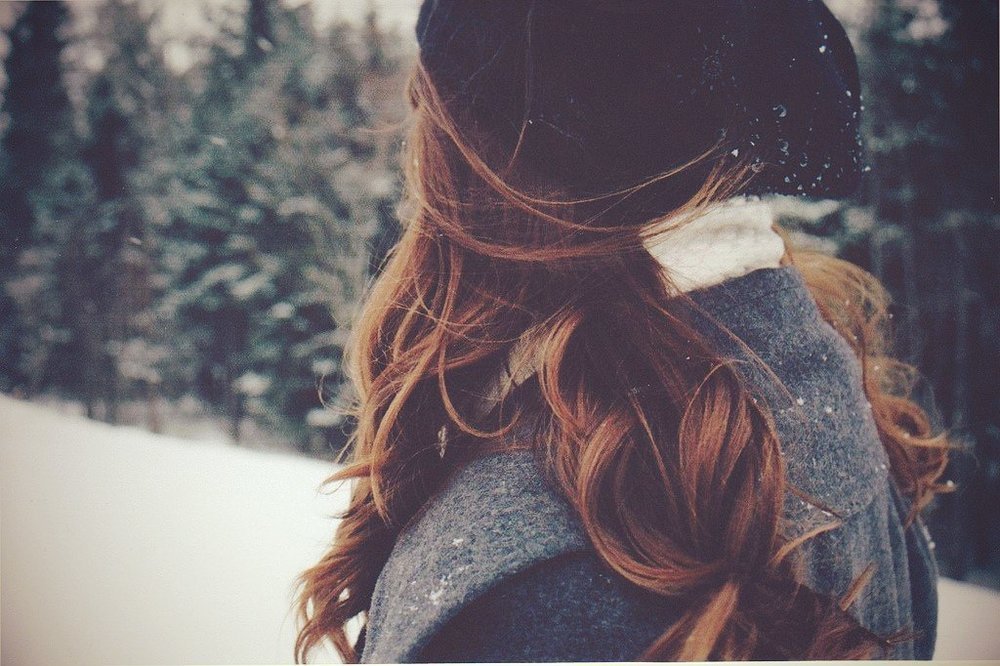 Девушка в шапке со спины зимой