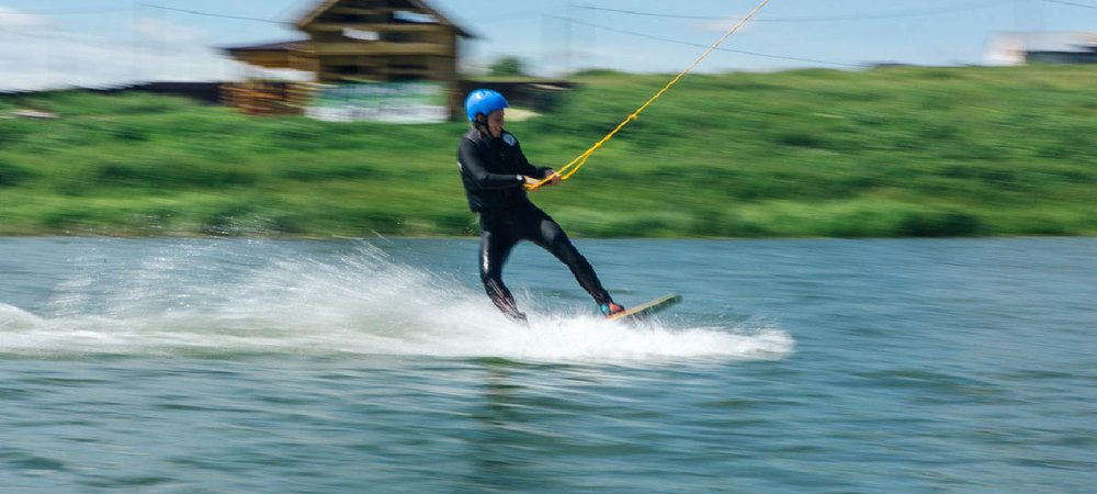 Как делают вейкборды. Катание на вейкборде. Вейкборд старт. Вейкборд спорт. Как делают вейкборды.