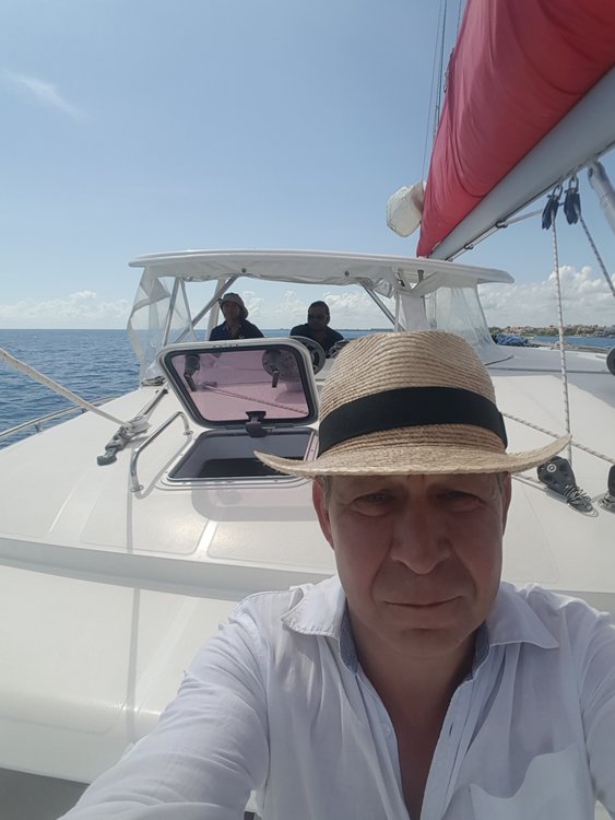 Der alex. Фенербахче команда. Alex turner 2010 live. Алекс маруни актер. Alex c певица.