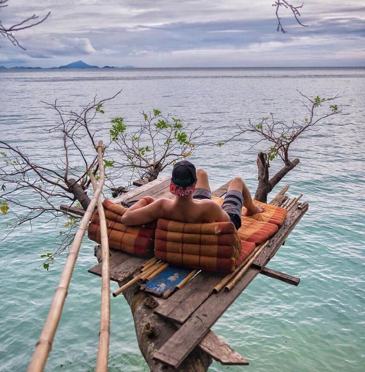 Человек на шезлонге. Как вам такой отдых. Турция отпуск. Как вам такой отдых. Шезлонг на море.